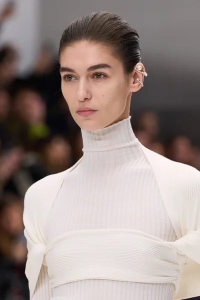 Look 16
